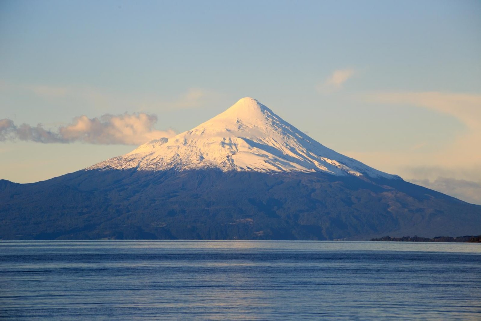 Lee más sobre el artículo Puerto Varas y el Lago Llanquihue: Volcanes, Lagos y Gastronomia Alemana