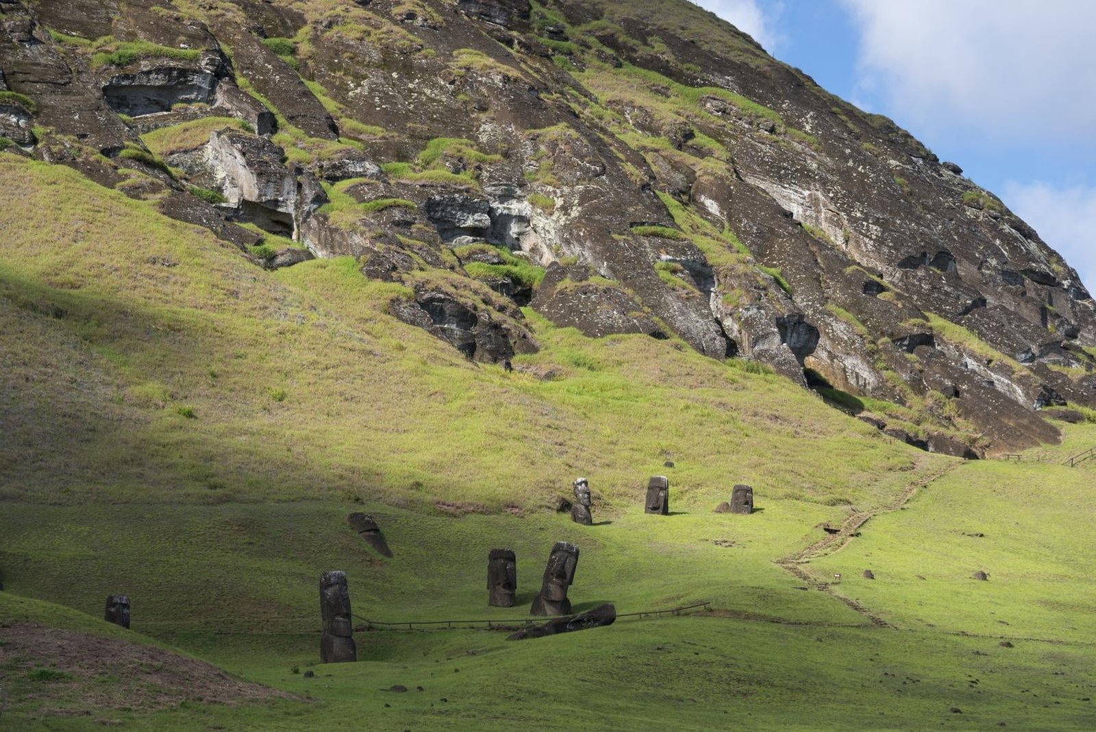 Moáis en el paisaje volcánico de Isla de Pascua