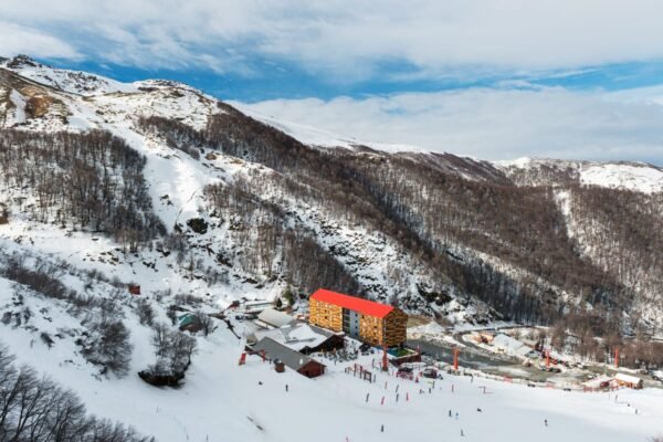 Lee más sobre el artículo Termas de Chillán: Guía Completa para tu Escapada de Nieve o Sol
