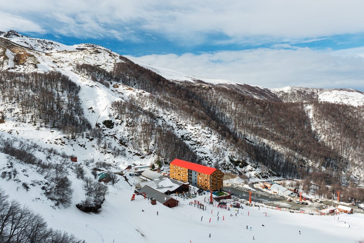 Lee más sobre el artículo Termas de Chillán: Guía Completa para tu Escapada de Nieve o Sol