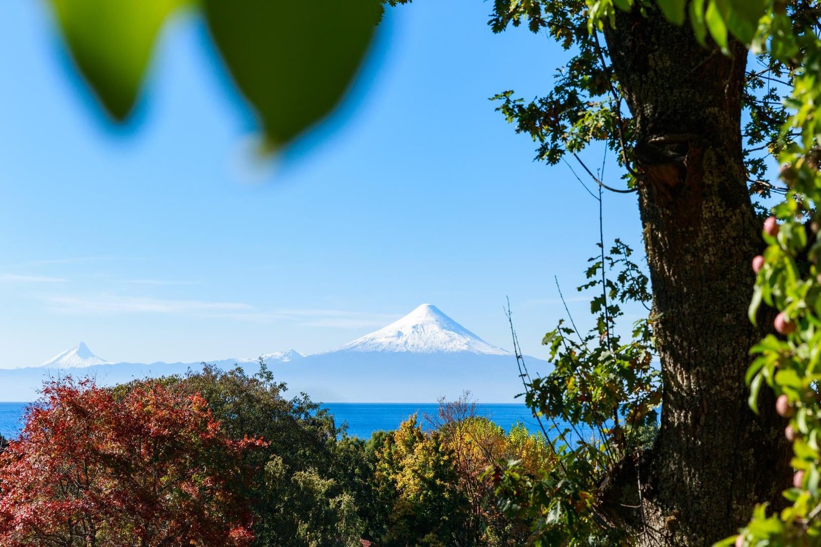 Vista del Volcán Osorno desde la ciudad de Frutillar