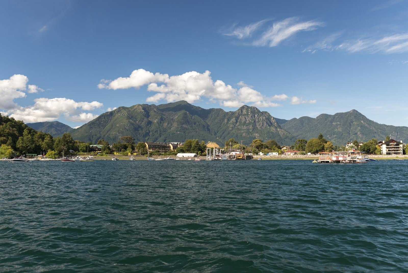 Vista panorámica del lago y montañas desde Pucón, Chile